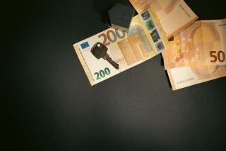 Clés posées sur un contrat d'assurance habitation ouvert